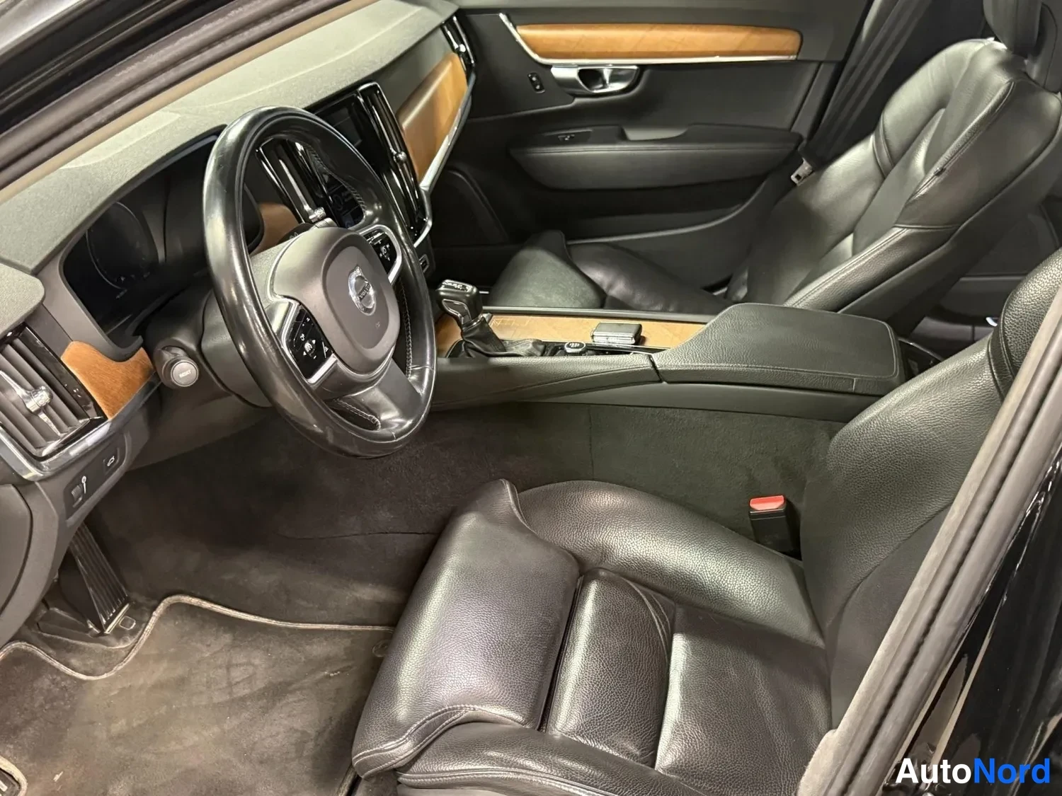 Musta Volvo S90 2017, ohjaamo, kuva 7