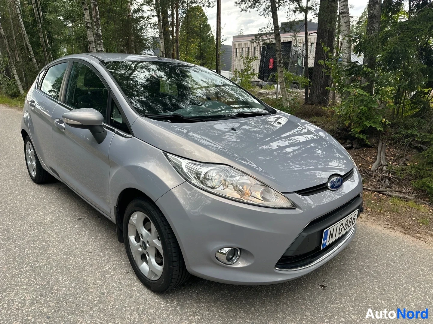 Grey Ford Fiesta 2011, front three-quarter, nose to the right, photo 2