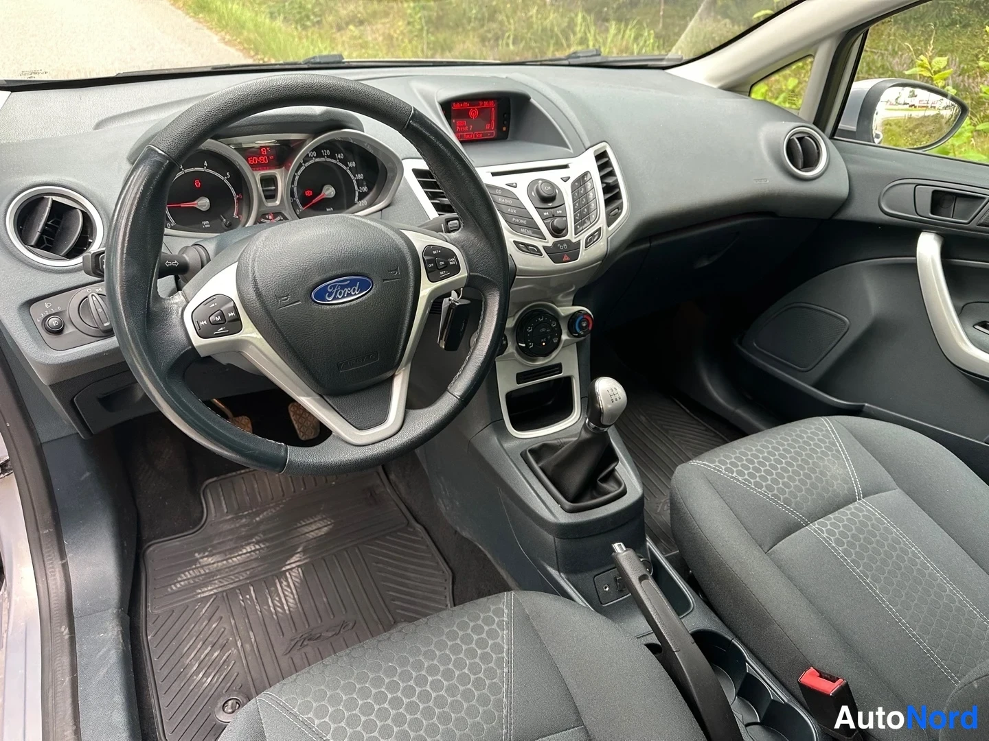 Grey Ford Fiesta 2011, photo 15