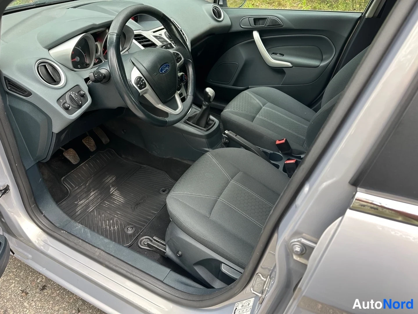 Grey Ford Fiesta 2011, photo 12