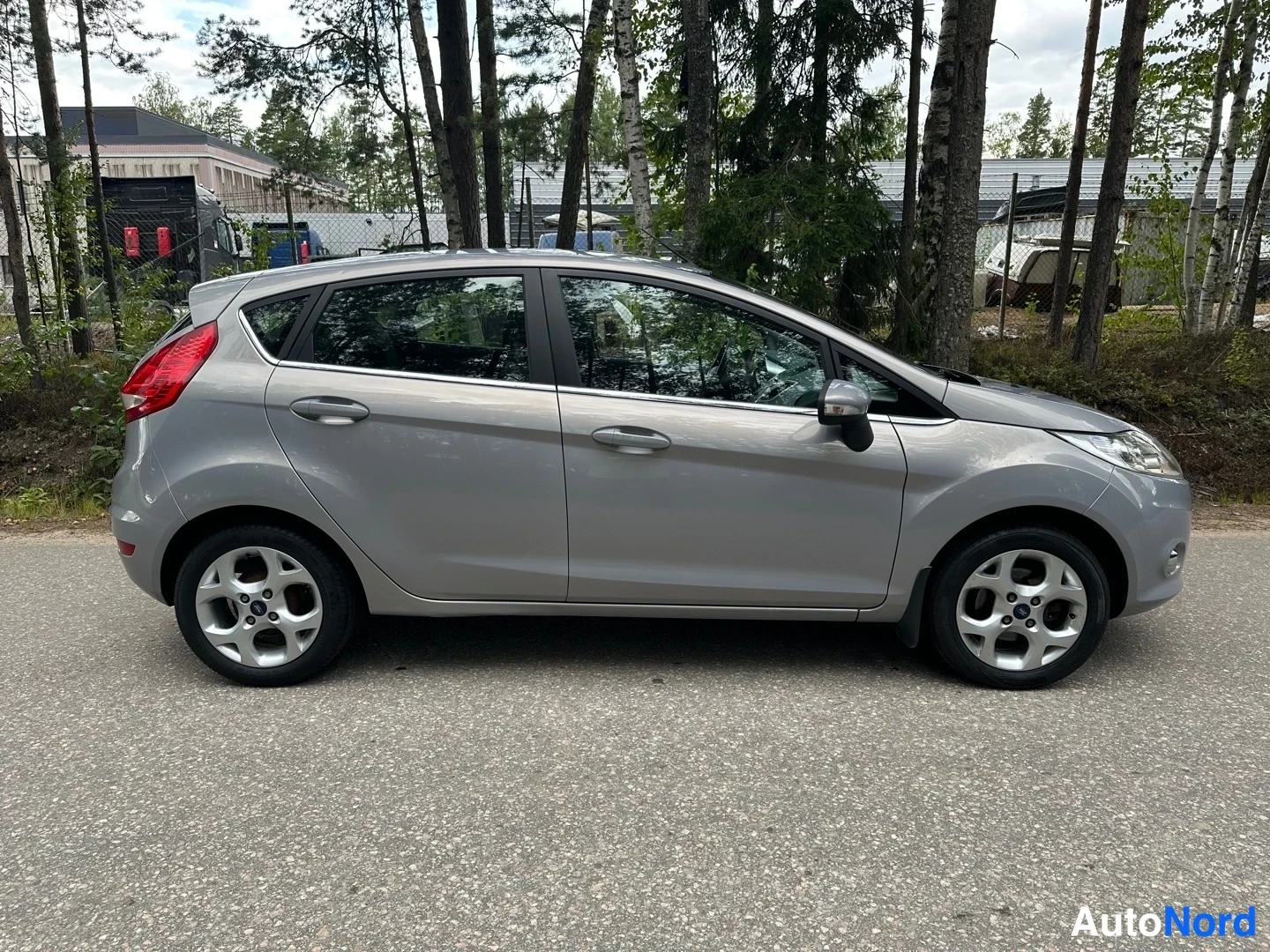 Grey Ford Fiesta 2011, side, photo 5