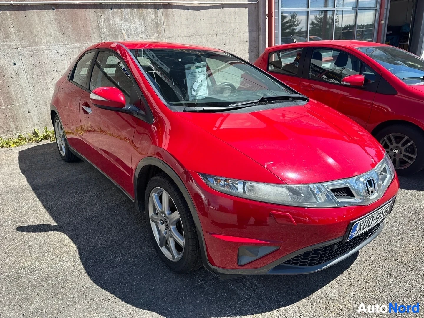 Red Honda Civic 2009, front three-quarter, nose to the right, photo 4