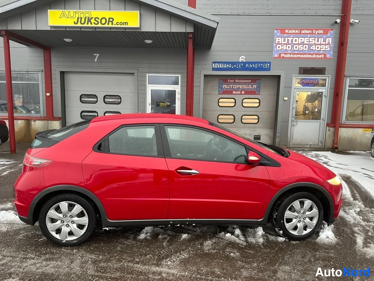 Red Honda Civic 2009, front three-quarter, nose to the right, photo 3