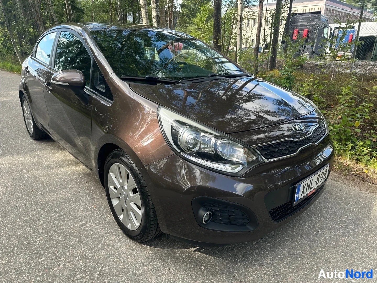 Brown Kia Rio 2015, front three-quarter, nose to the right, photo 2