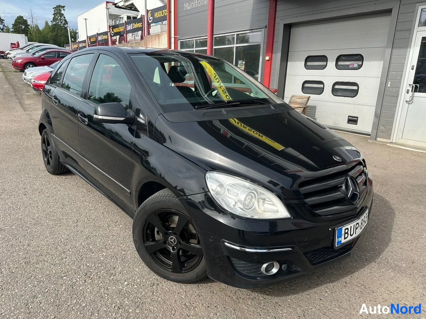 Black Mercedes-Benz B 170 2009, front three-quarter, nose to the right, photo 4