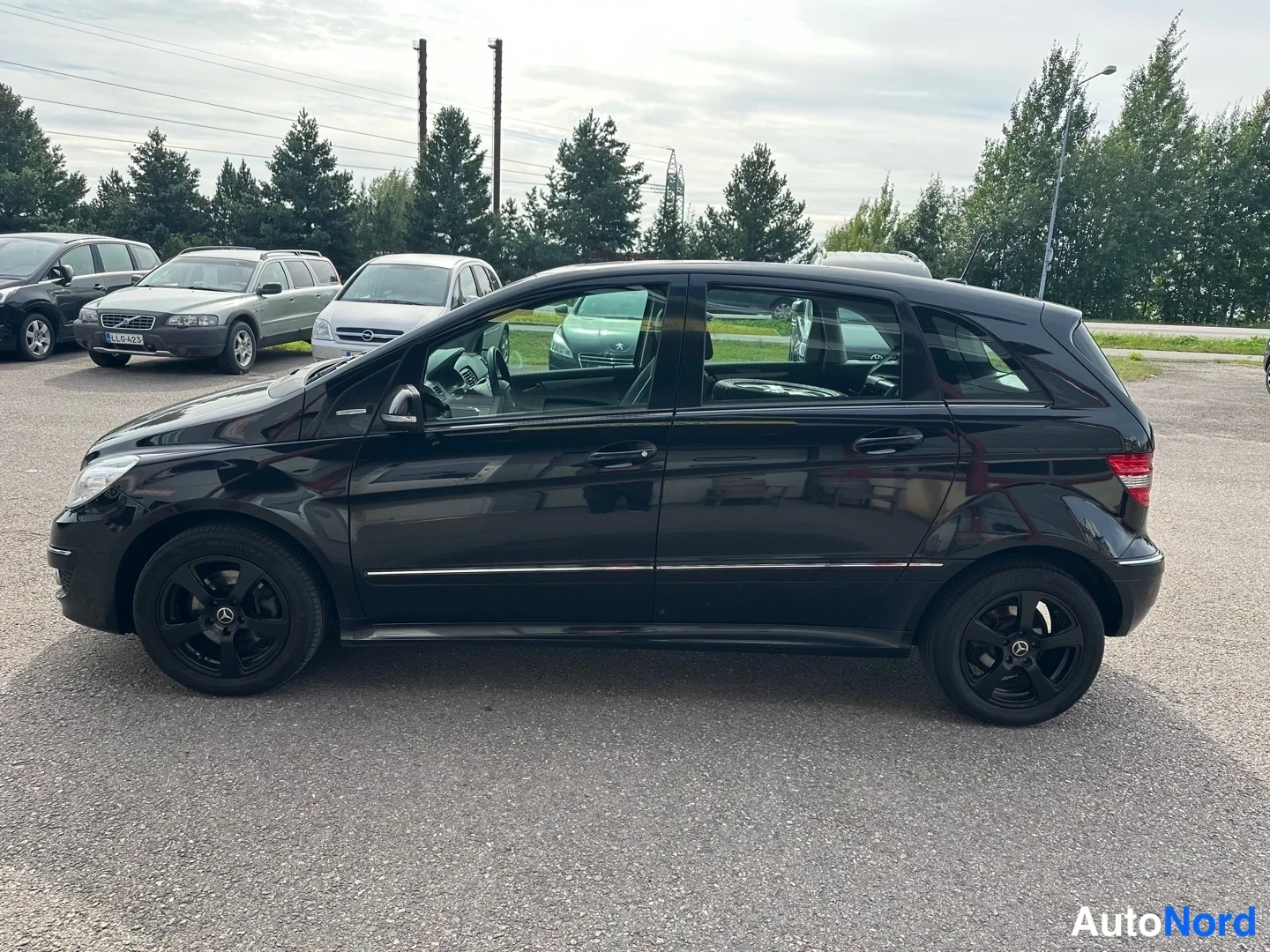 Black Mercedes-Benz B 170 2009, front three-quarter, nose to the left, photo 2