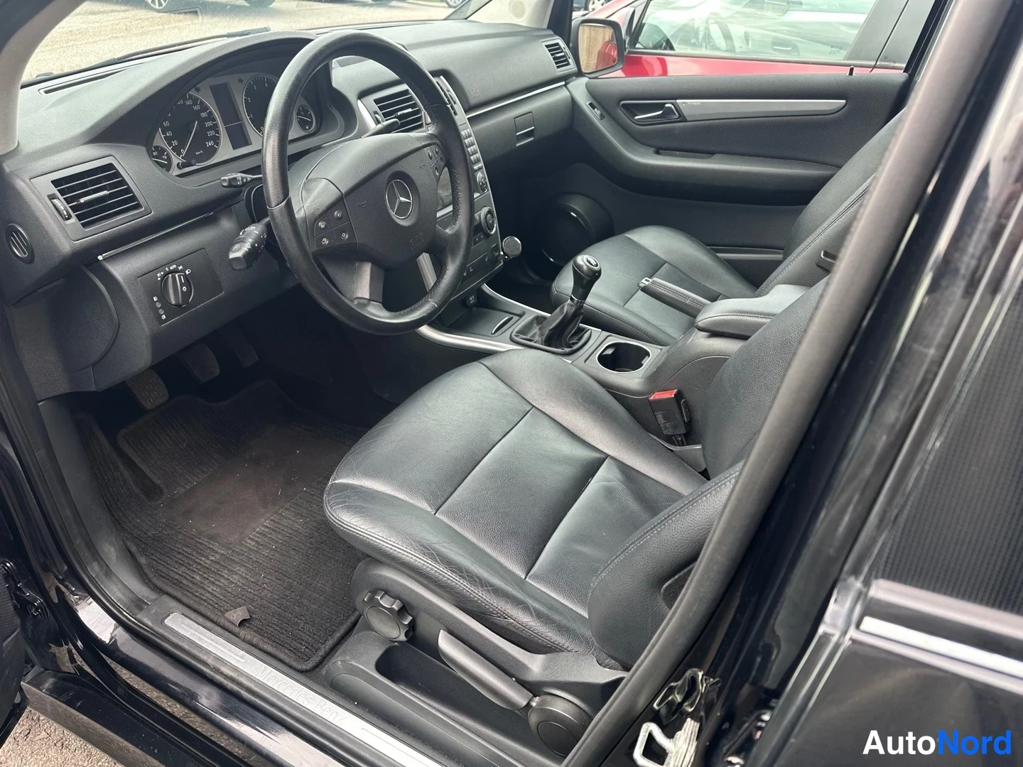 Black Mercedes-Benz B 170 2009, front three-quarter, nose to the left, photo 3