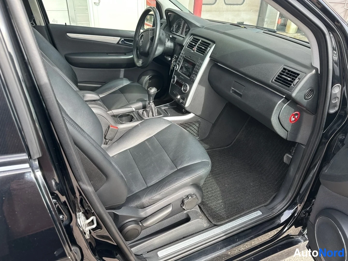 Black Mercedes-Benz B 170 2009, front three-quarter, nose to the right, photo 5