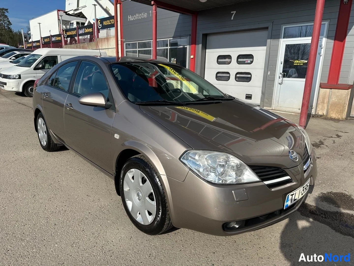 Beige Nissan Primera 2005, etuviisto, keula oikealle, kuva 2