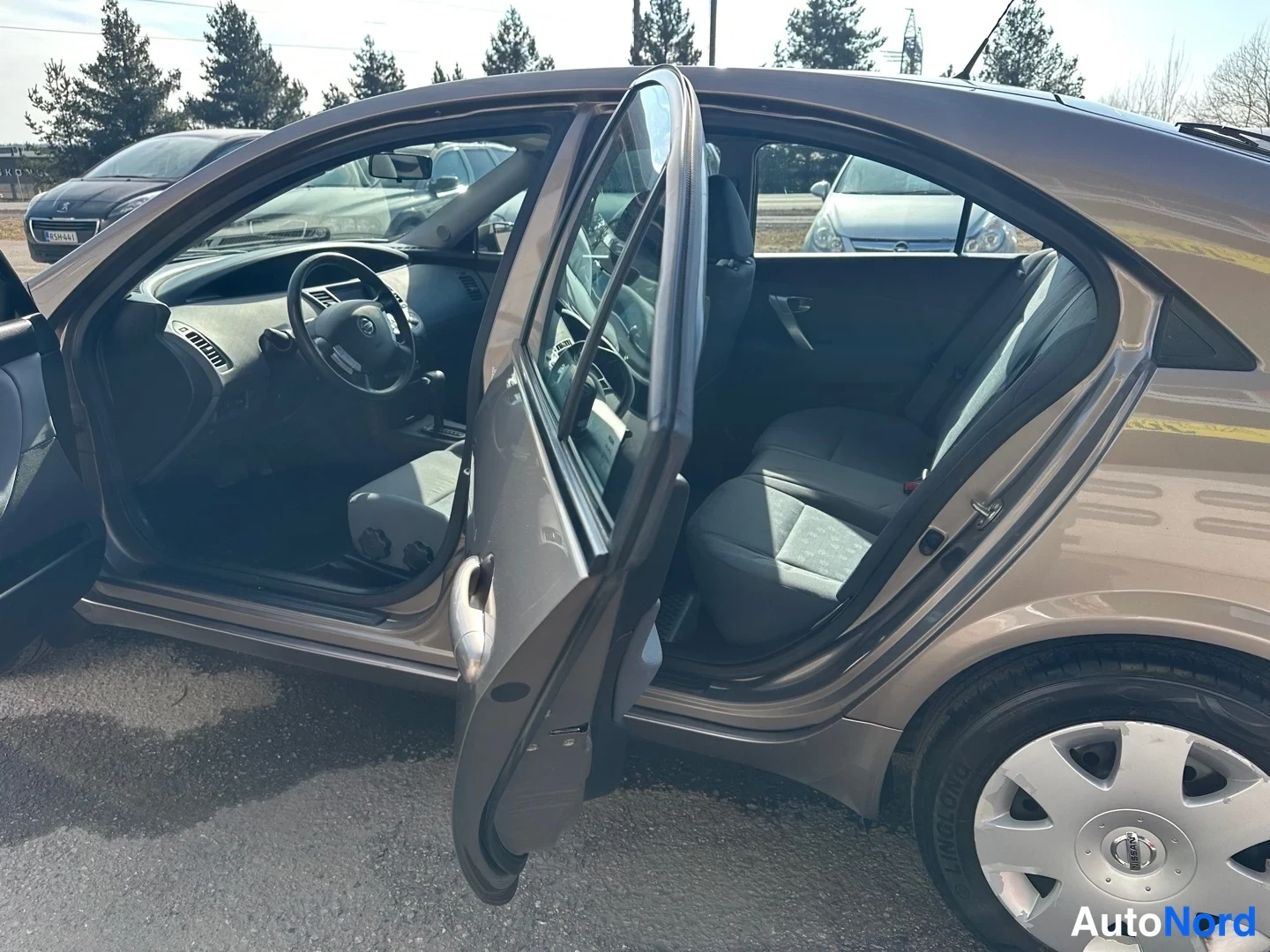 Beige Nissan Primera 2005, sivulta, kuva 5