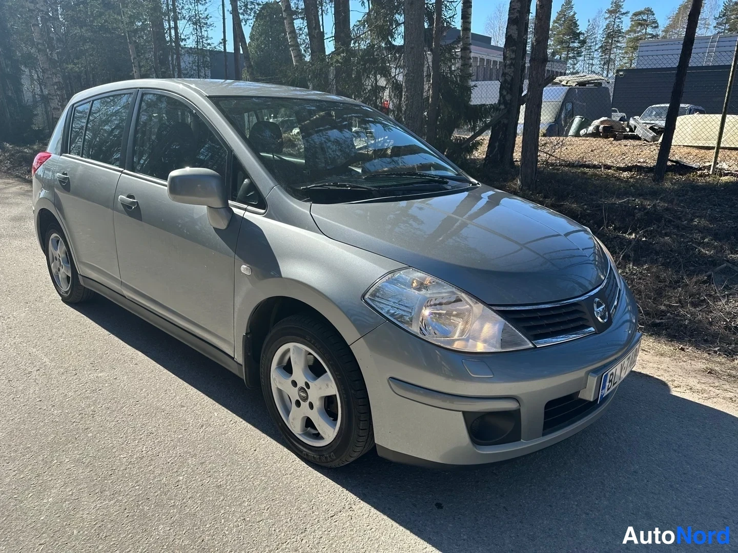 Grey Nissan Tiida 2008, front three-quarter, nose to the right, photo 3