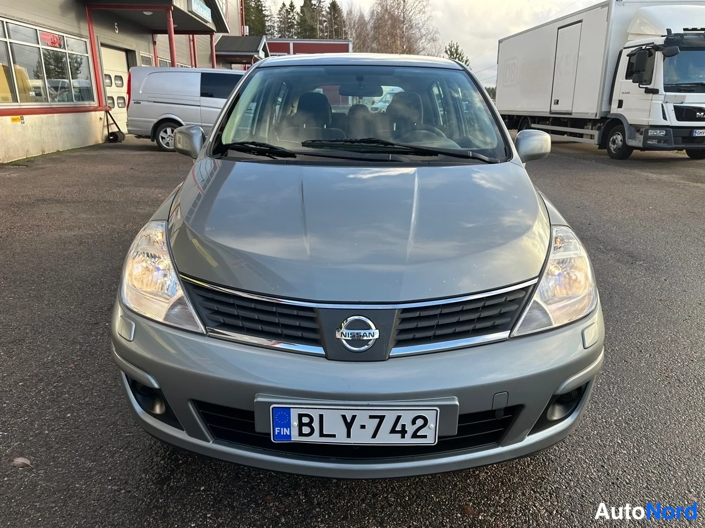 Grey Nissan Tiida 2008, front, photo 4
