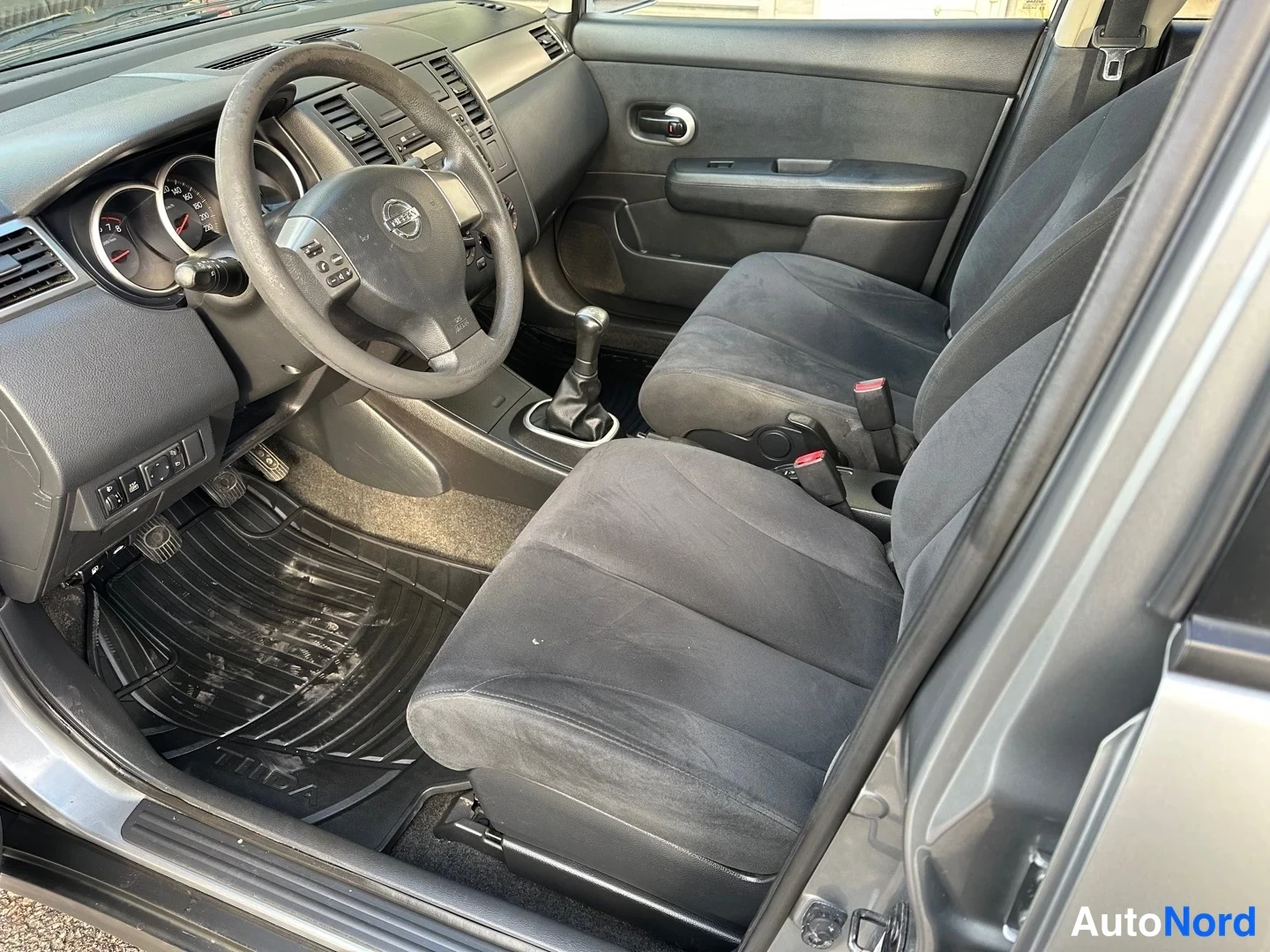 Grey Nissan Tiida 2008, photo 12