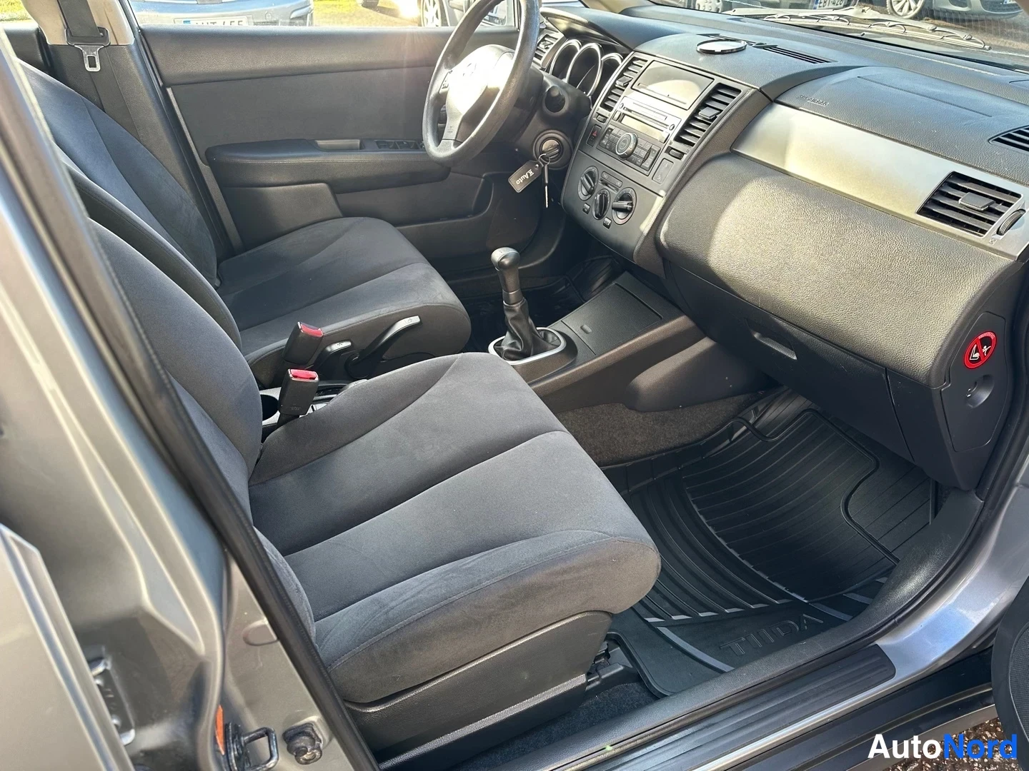 Grey Nissan Tiida 2008, photo 13