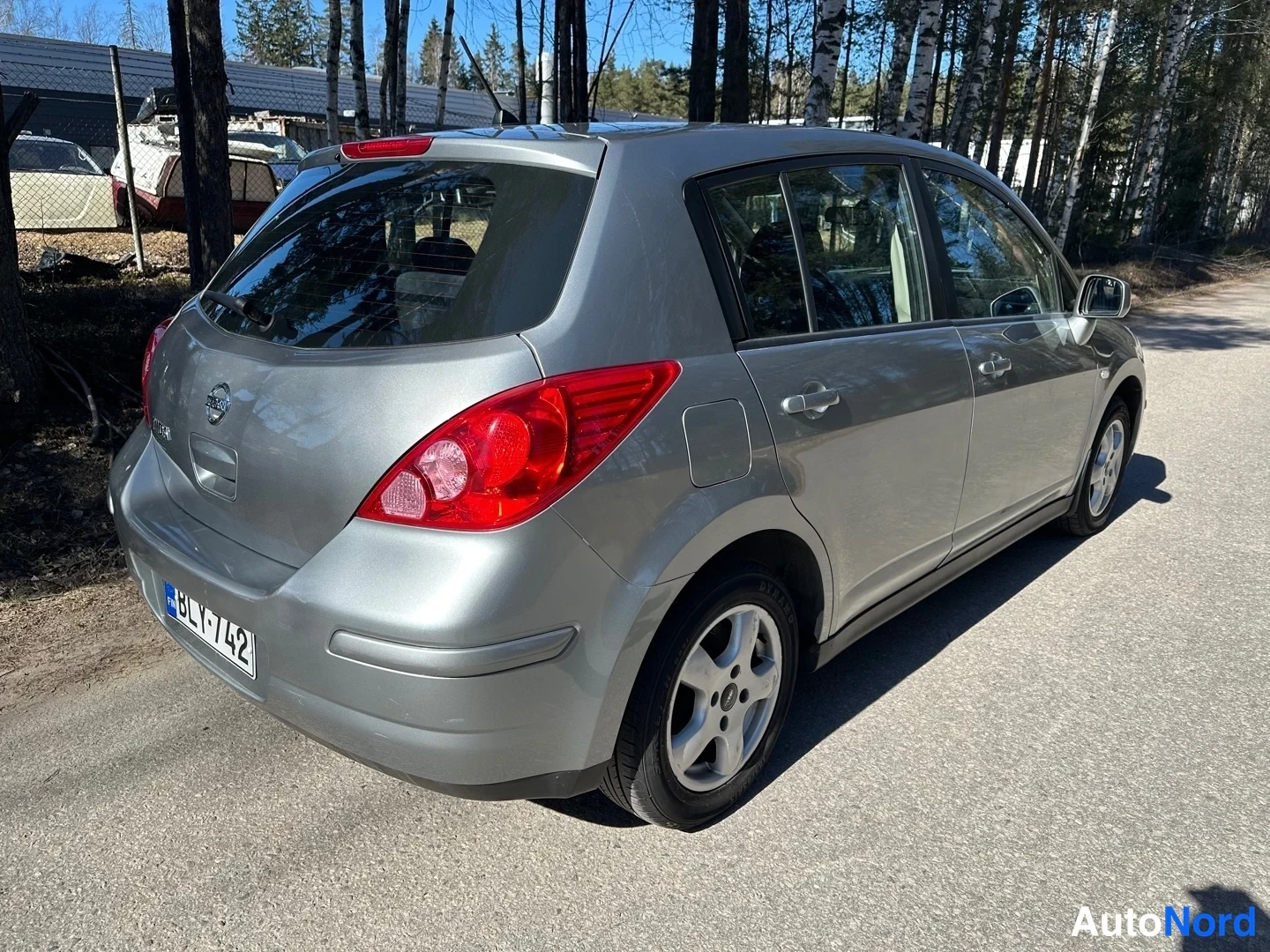 Grey Nissan Tiida 2008, rear three-quarter, photo 9