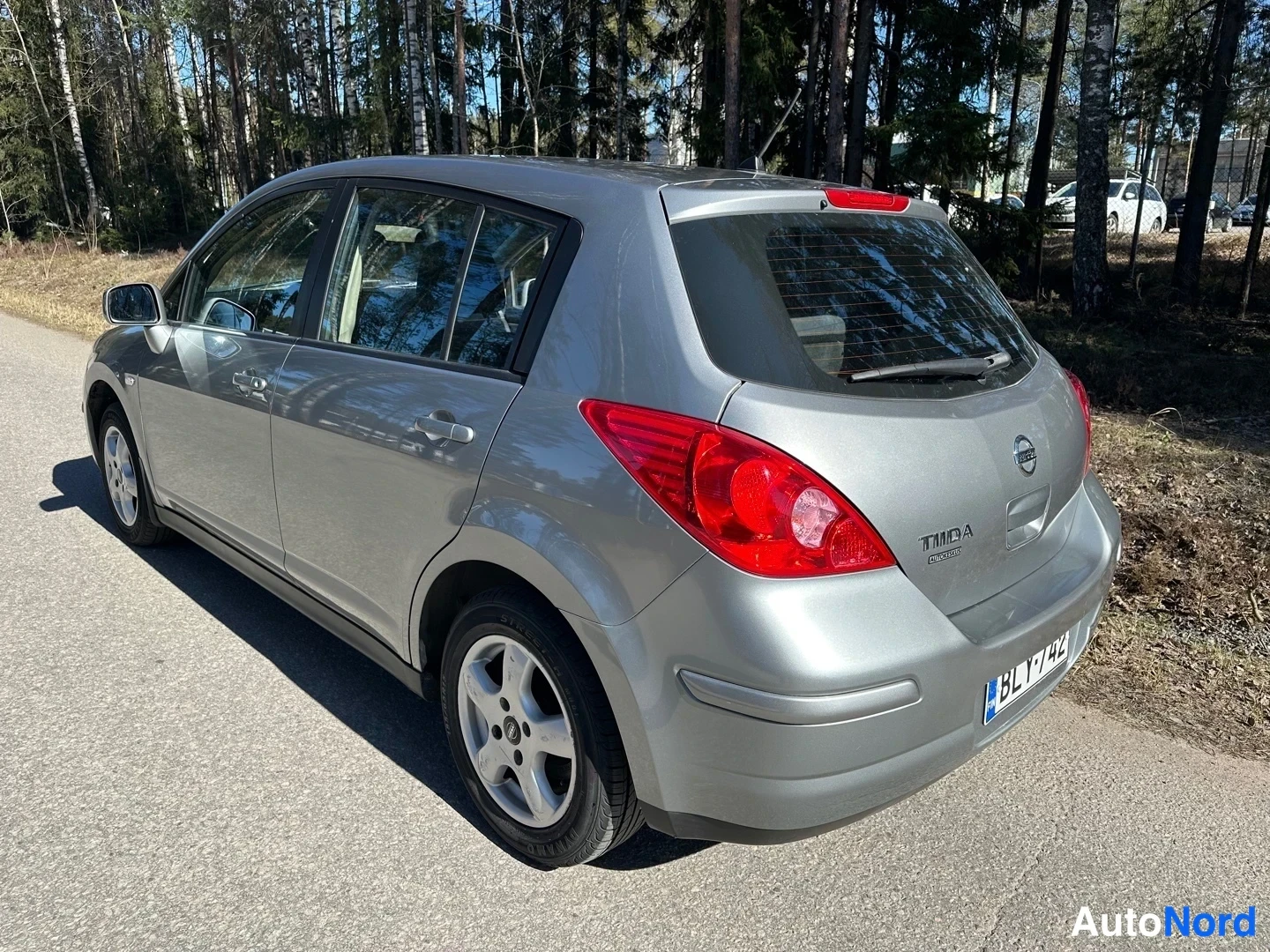 Grey Nissan Tiida 2008, rear three-quarter, photo 10