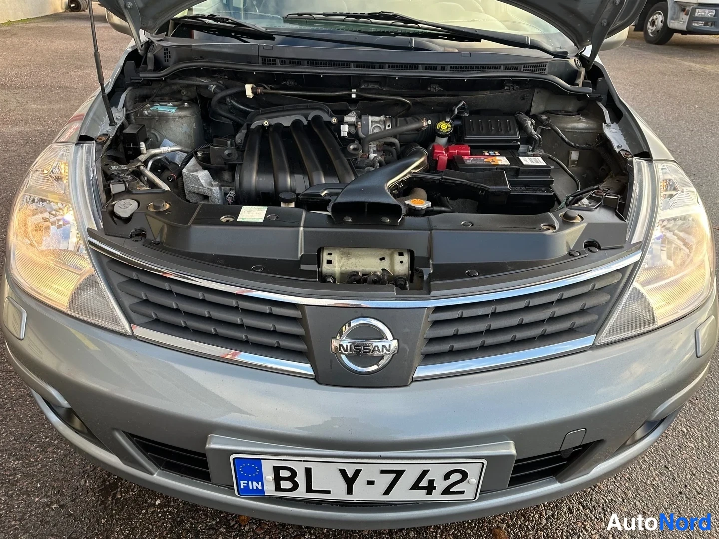 Grey Nissan Tiida 2008, front, photo 5
