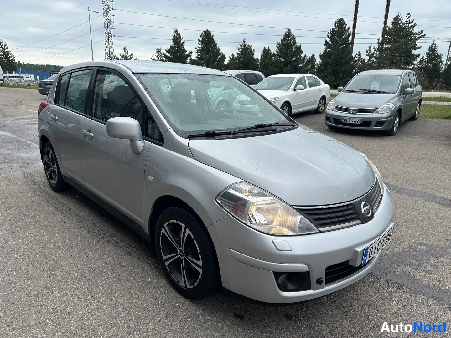 Grey Nissan Tiida 2008, front three-quarter, nose to the right, photo 2