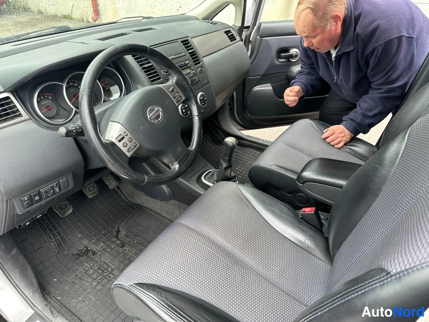 Grey Nissan Tiida 2008, photo 12