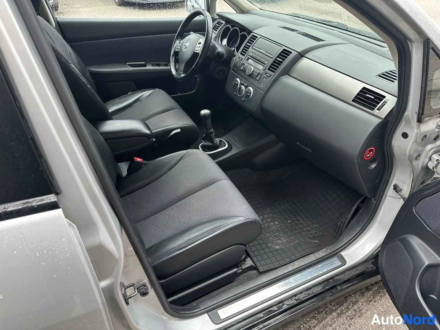 Grey Nissan Tiida 2008, photo 13