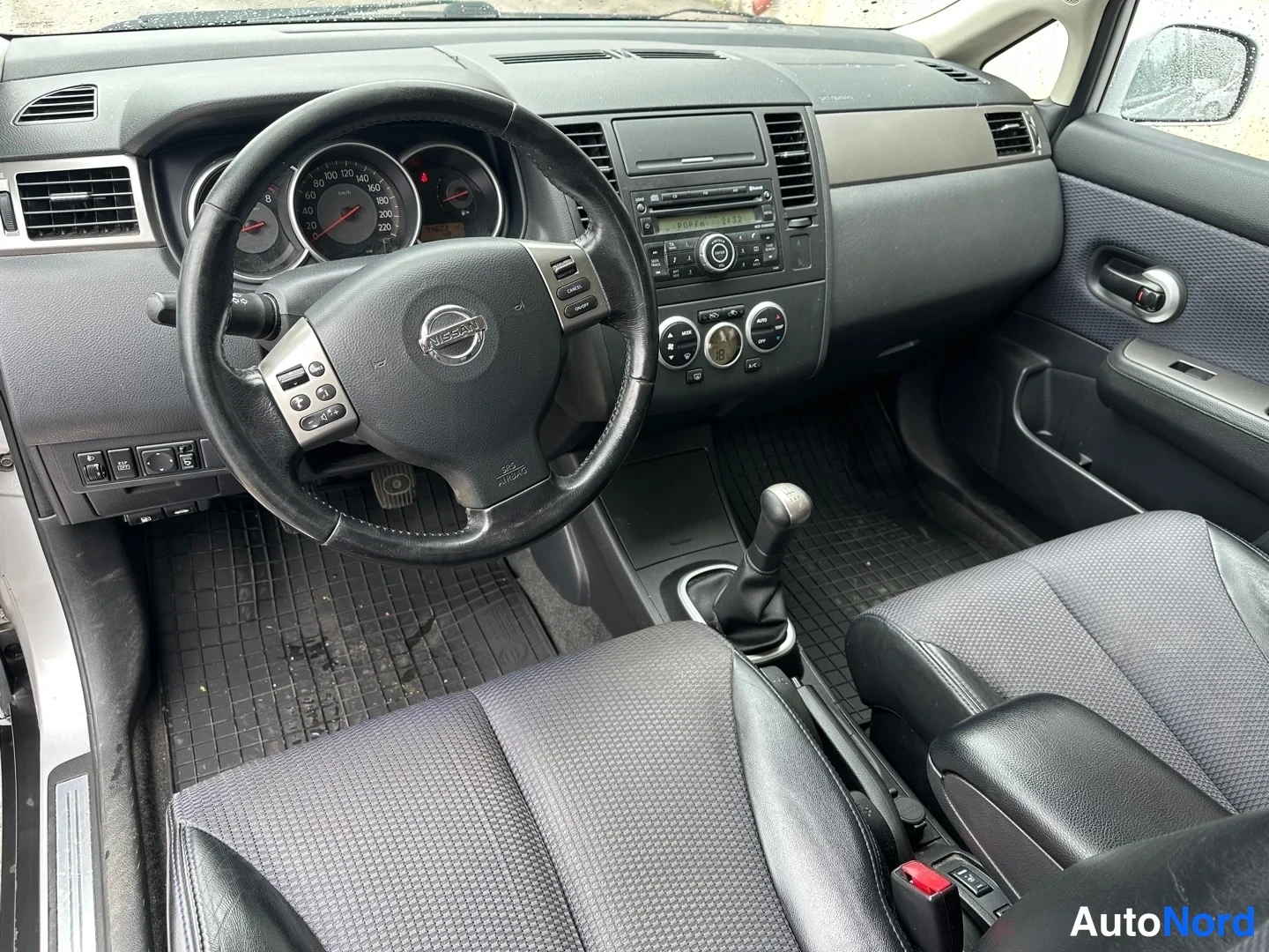 Grey Nissan Tiida 2008, front three-quarter, nose to the left, photo 11