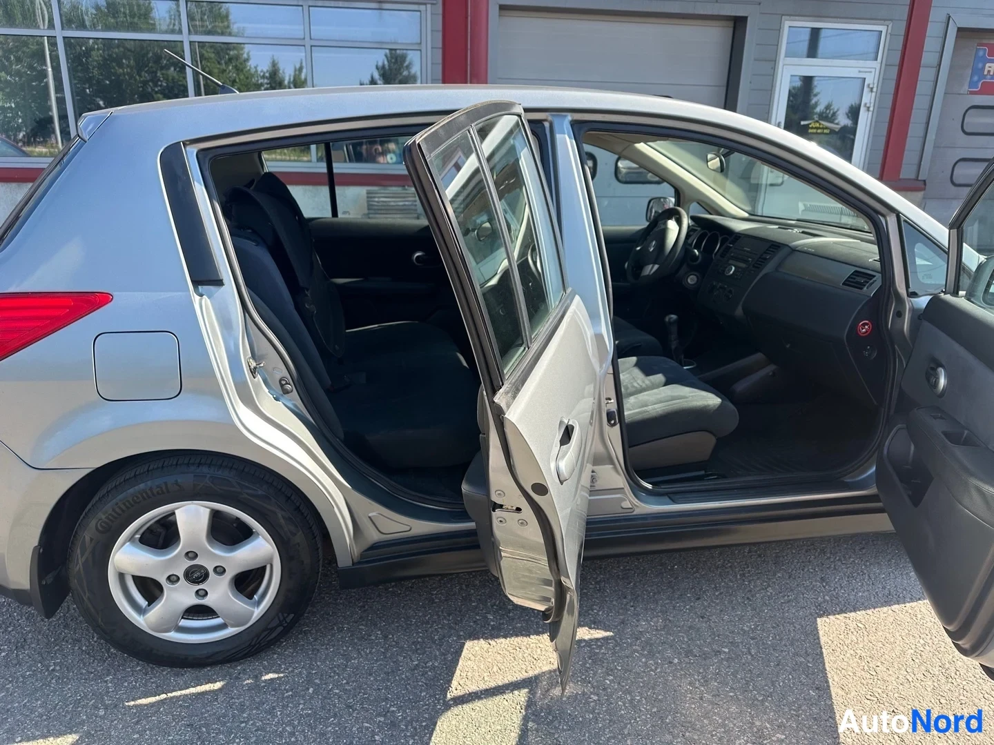 Grey Nissan Tiida 2010, side, photo 6