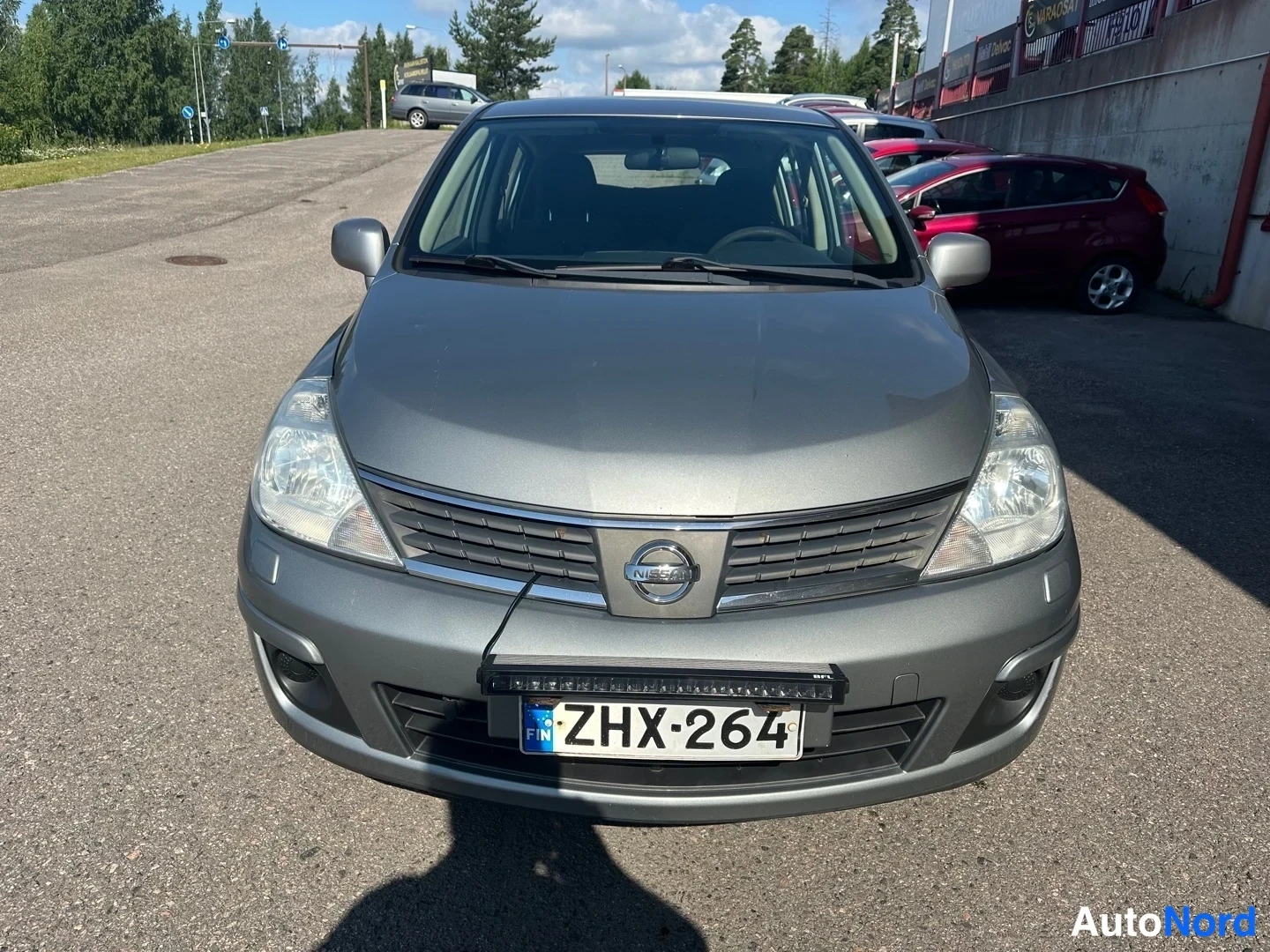 Grey Nissan Tiida 2010, front, photo 4