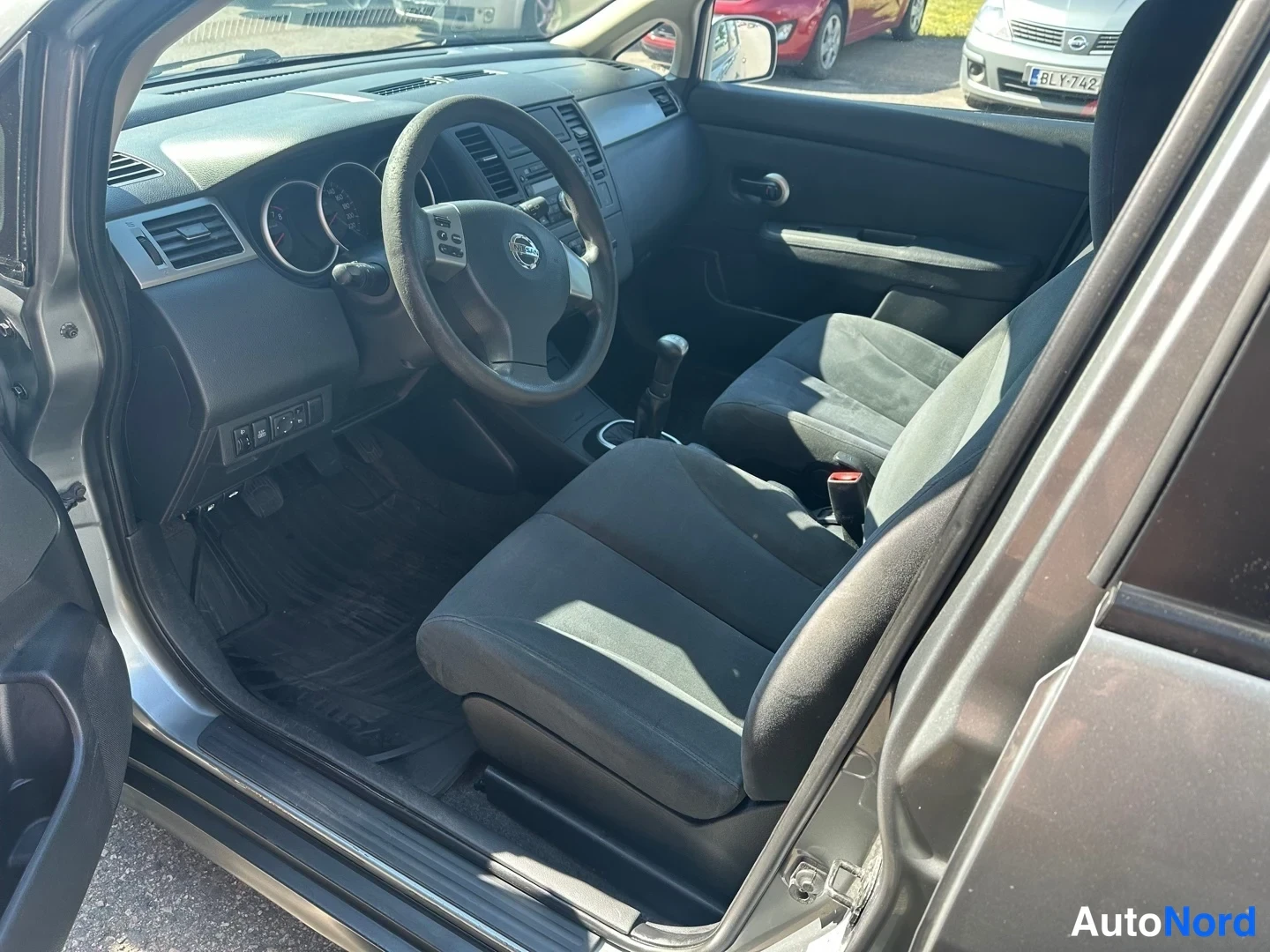 Grey Nissan Tiida 2010, photo 13