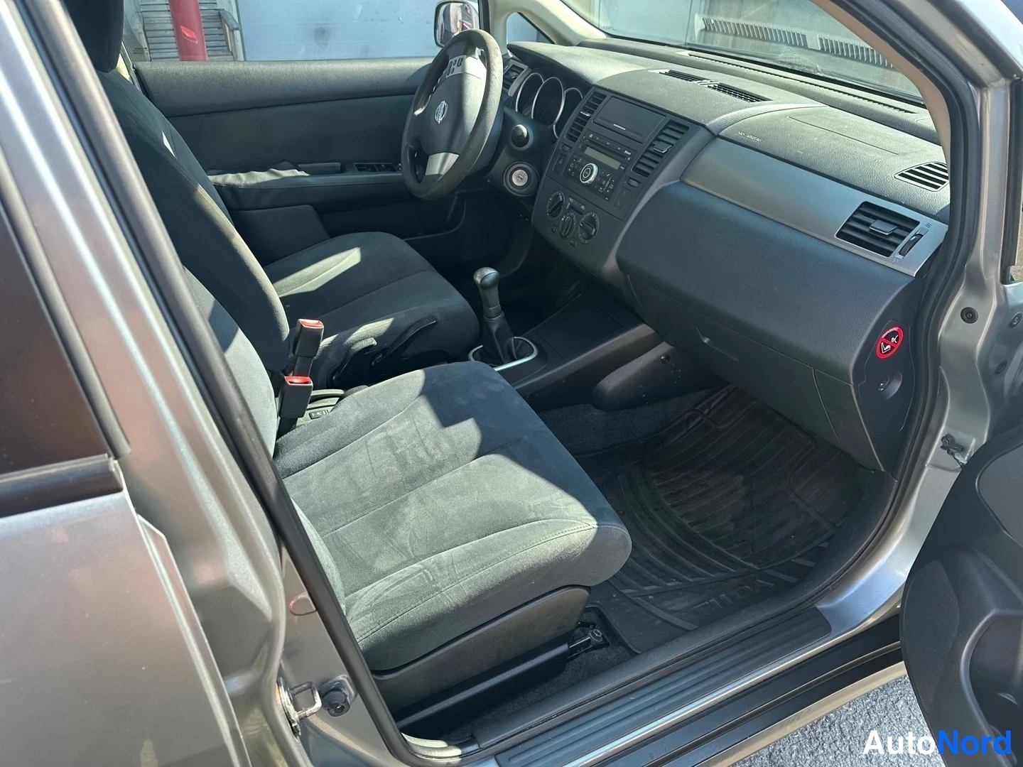 Grey Nissan Tiida 2010, photo 14