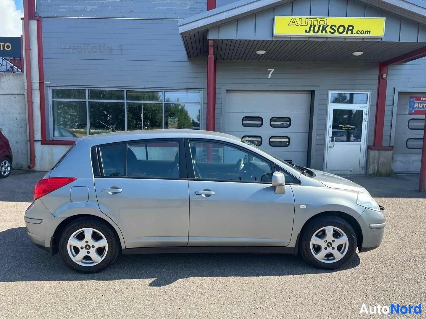 Grey Nissan Tiida 2010, rear three-quarter, photo 8