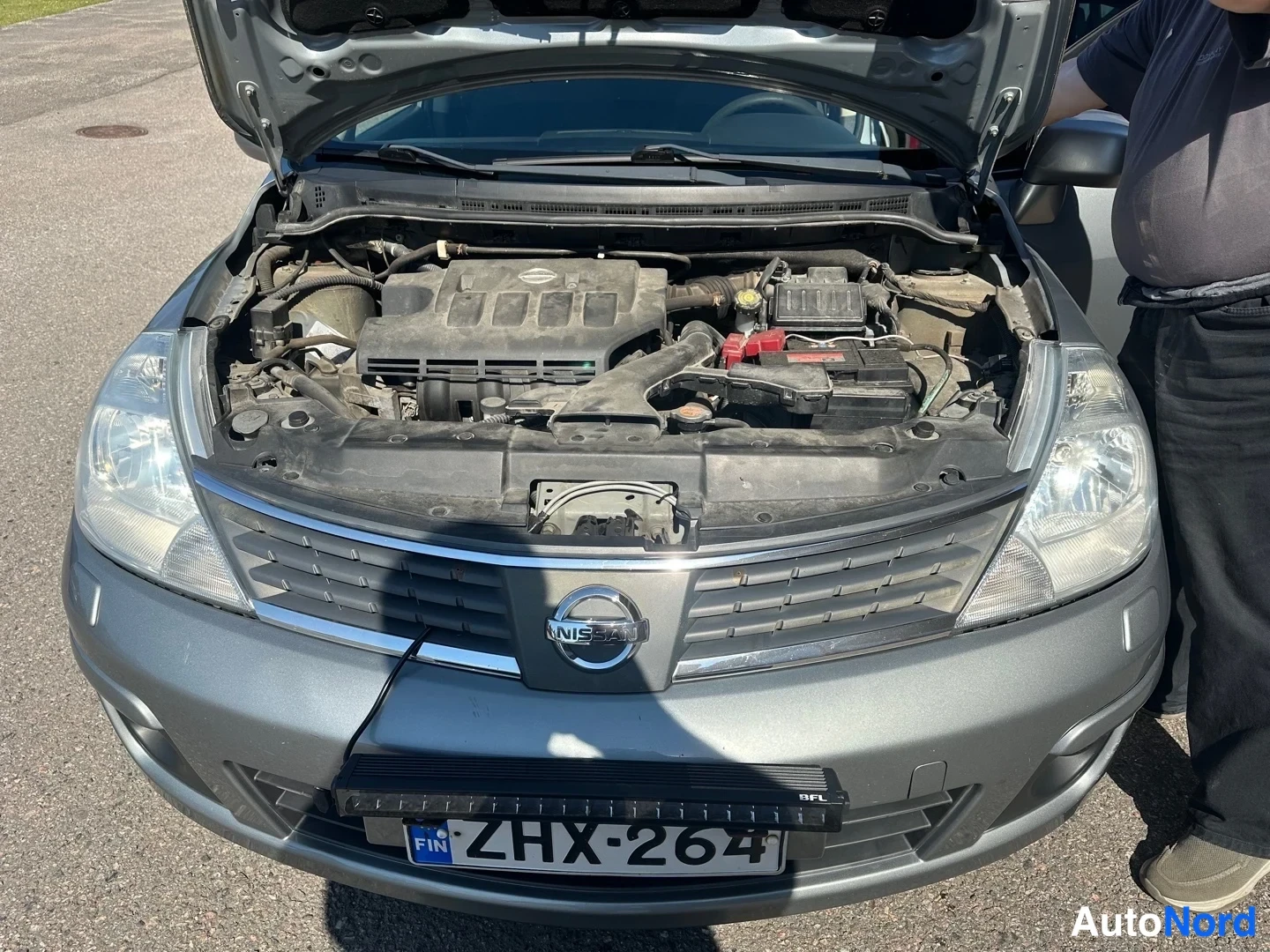 Grey Nissan Tiida 2010, front, photo 5
