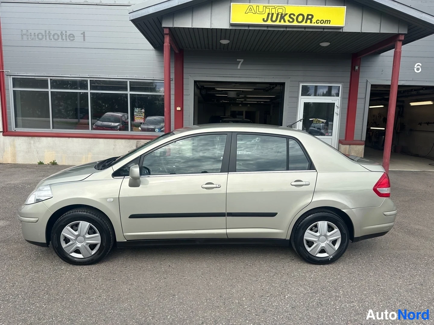 Beige Nissan Tiida 2007, front three-quarter, nose to the left, photo 2