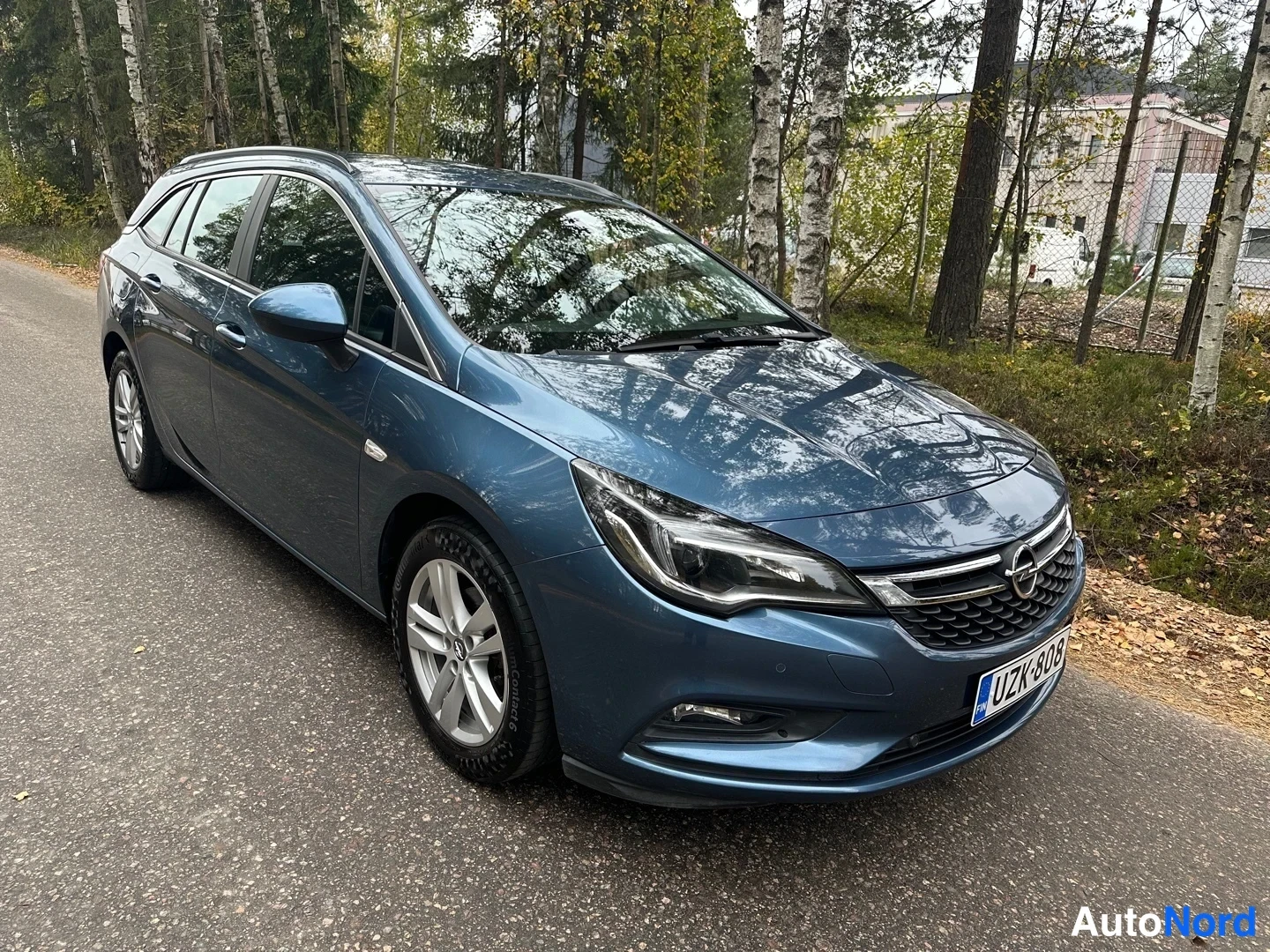 Blue Opel Astra 2016, front three-quarter, nose to the right, photo 3