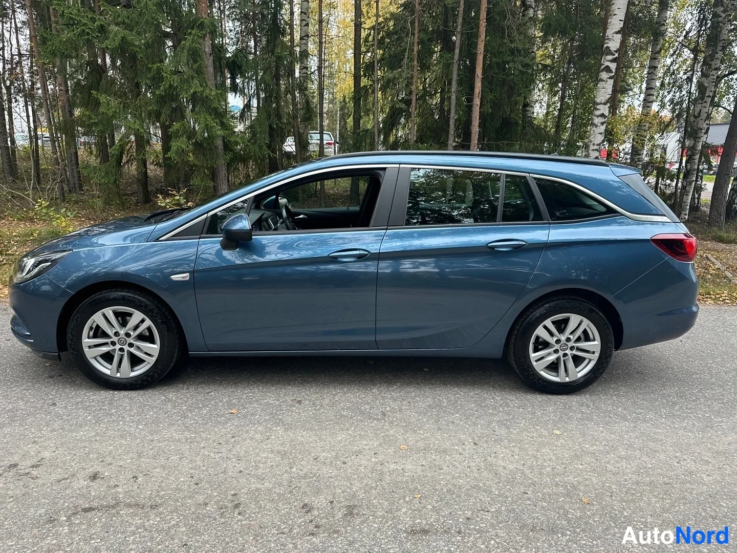 Blue Opel Astra 2016, front three-quarter, nose to the left, photo 2