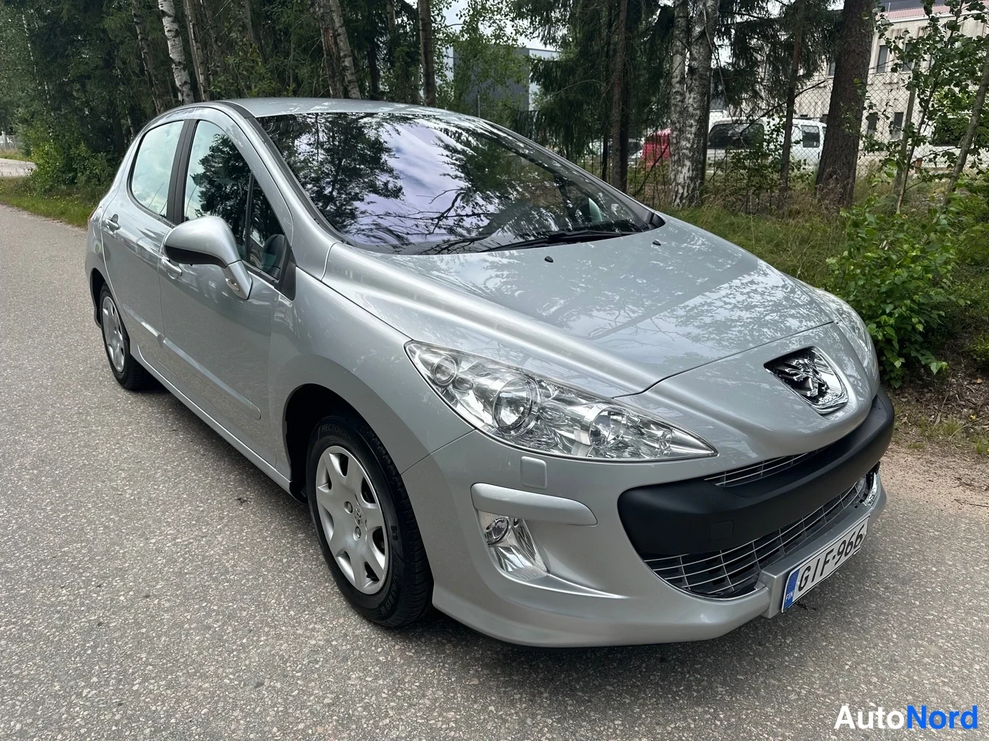 Silver Peugeot 308 2008, front three-quarter, nose to the right, photo 2