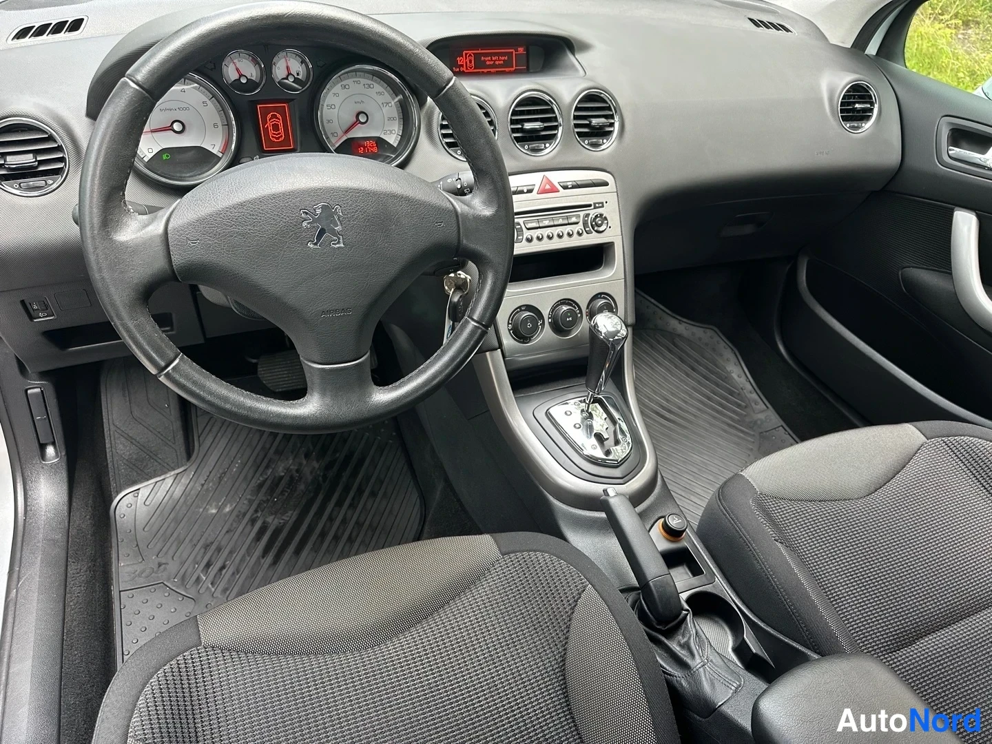 Silver Peugeot 308 2008, detail, photo 15