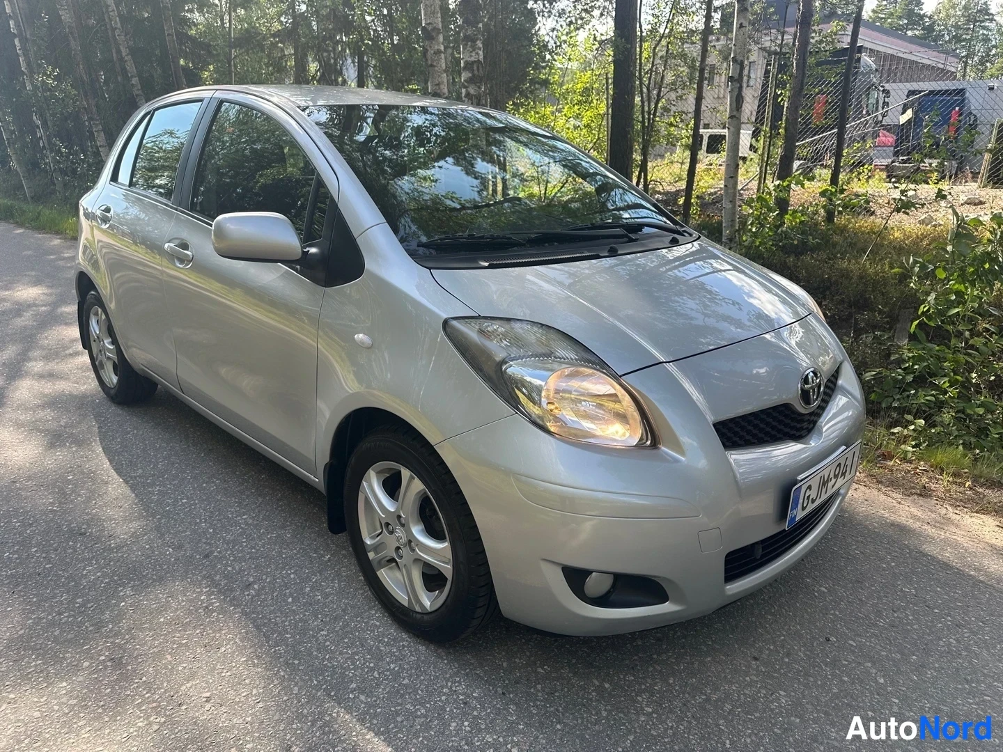 Silver Toyota Yaris 2011, front three-quarter, nose to the right, photo 2