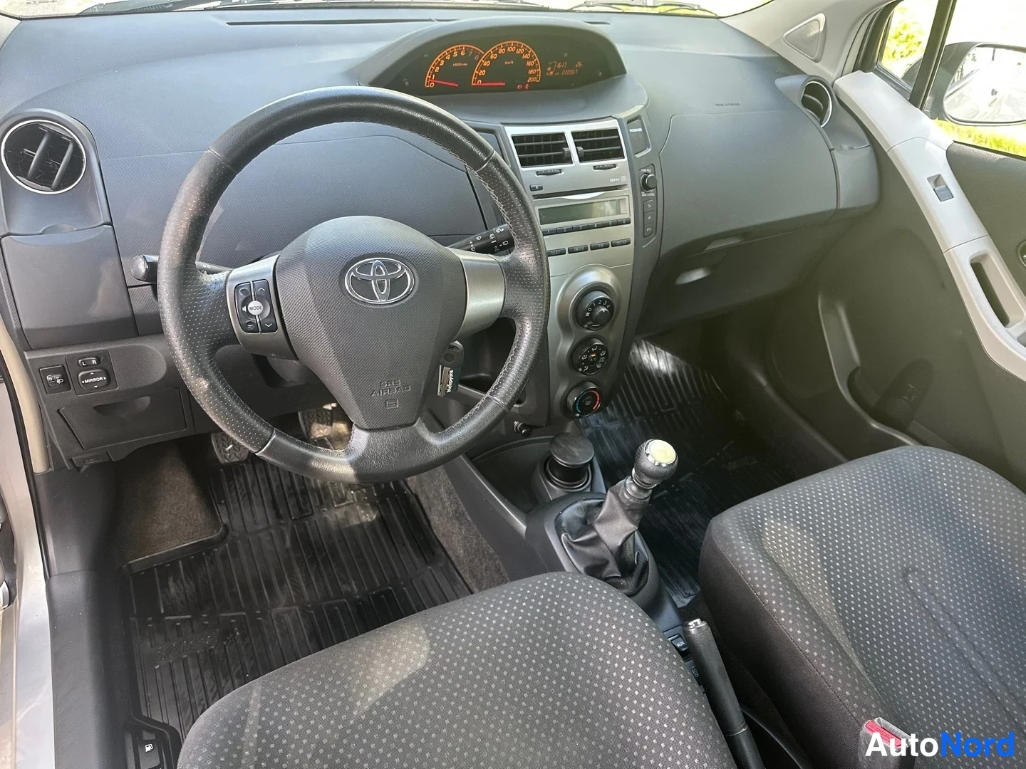 Silver Toyota Yaris 2011, side, photo 7