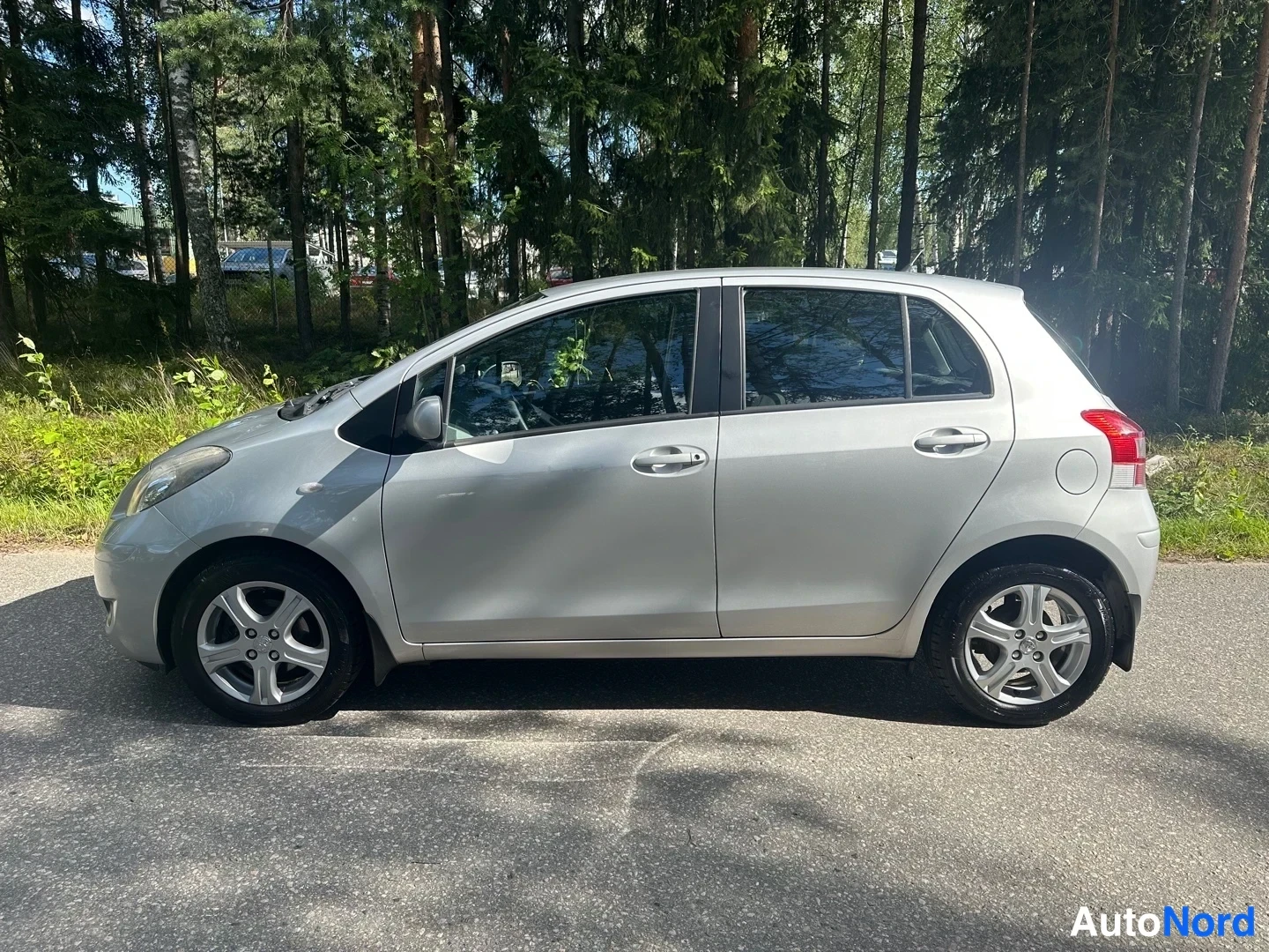 Silver Toyota Yaris 2011, side, photo 8