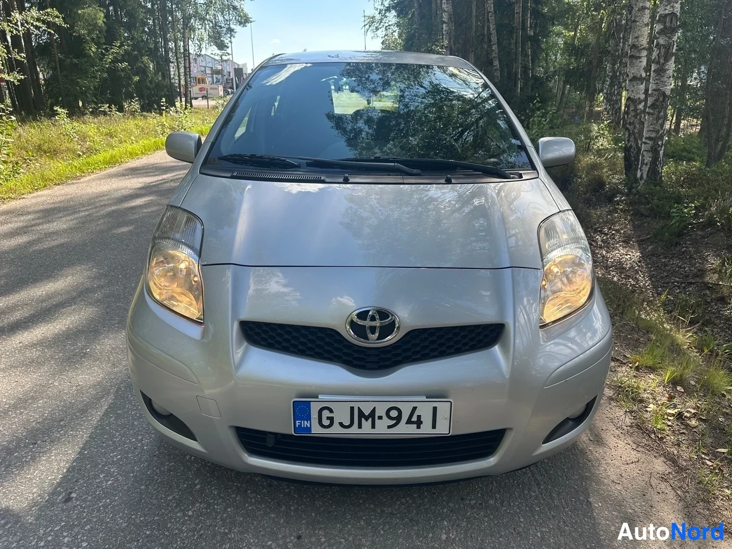 Silver Toyota Yaris 2011, front, photo 3