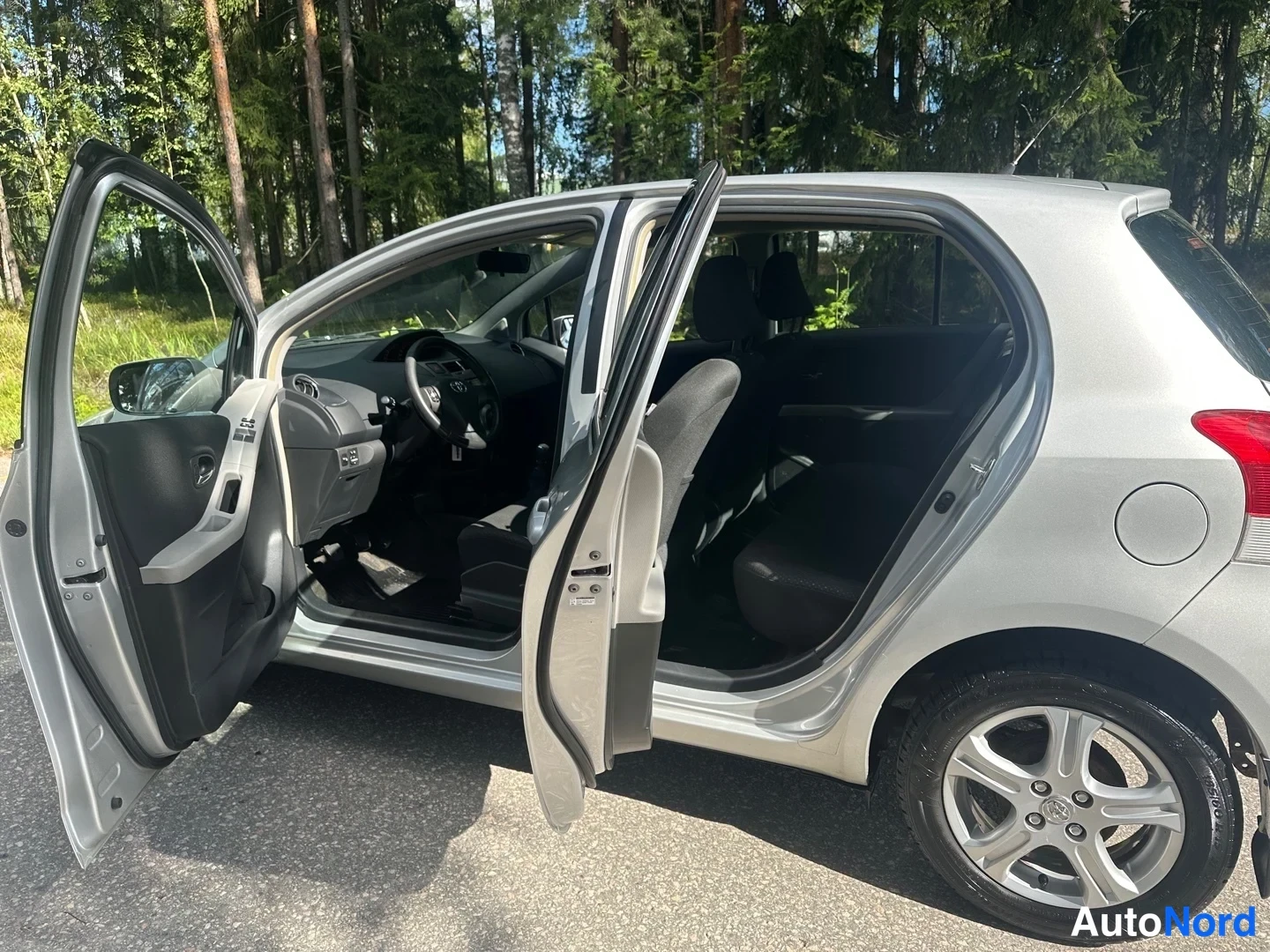 Silver Toyota Yaris 2011, rear three-quarter, photo 12