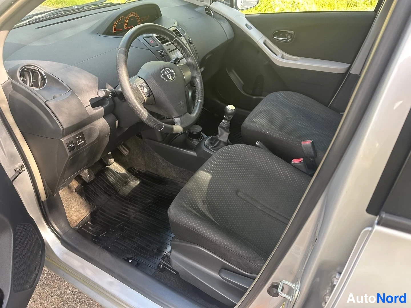 Silver Toyota Yaris 2011, photo 17