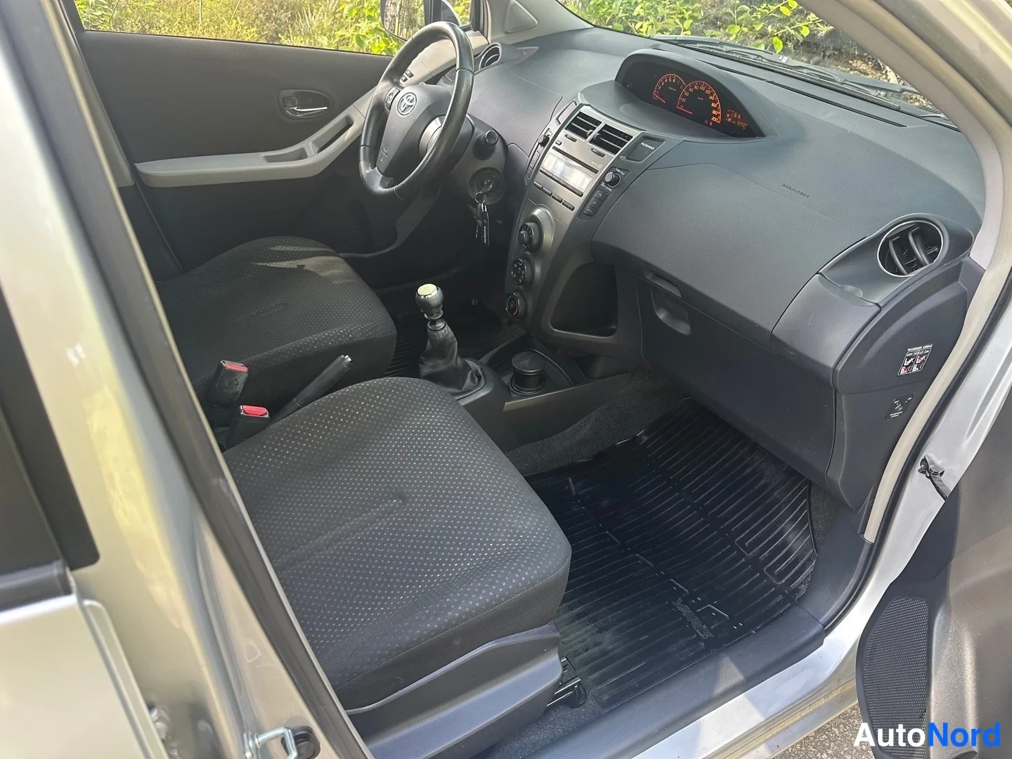 Silver Toyota Yaris 2011, photo 18