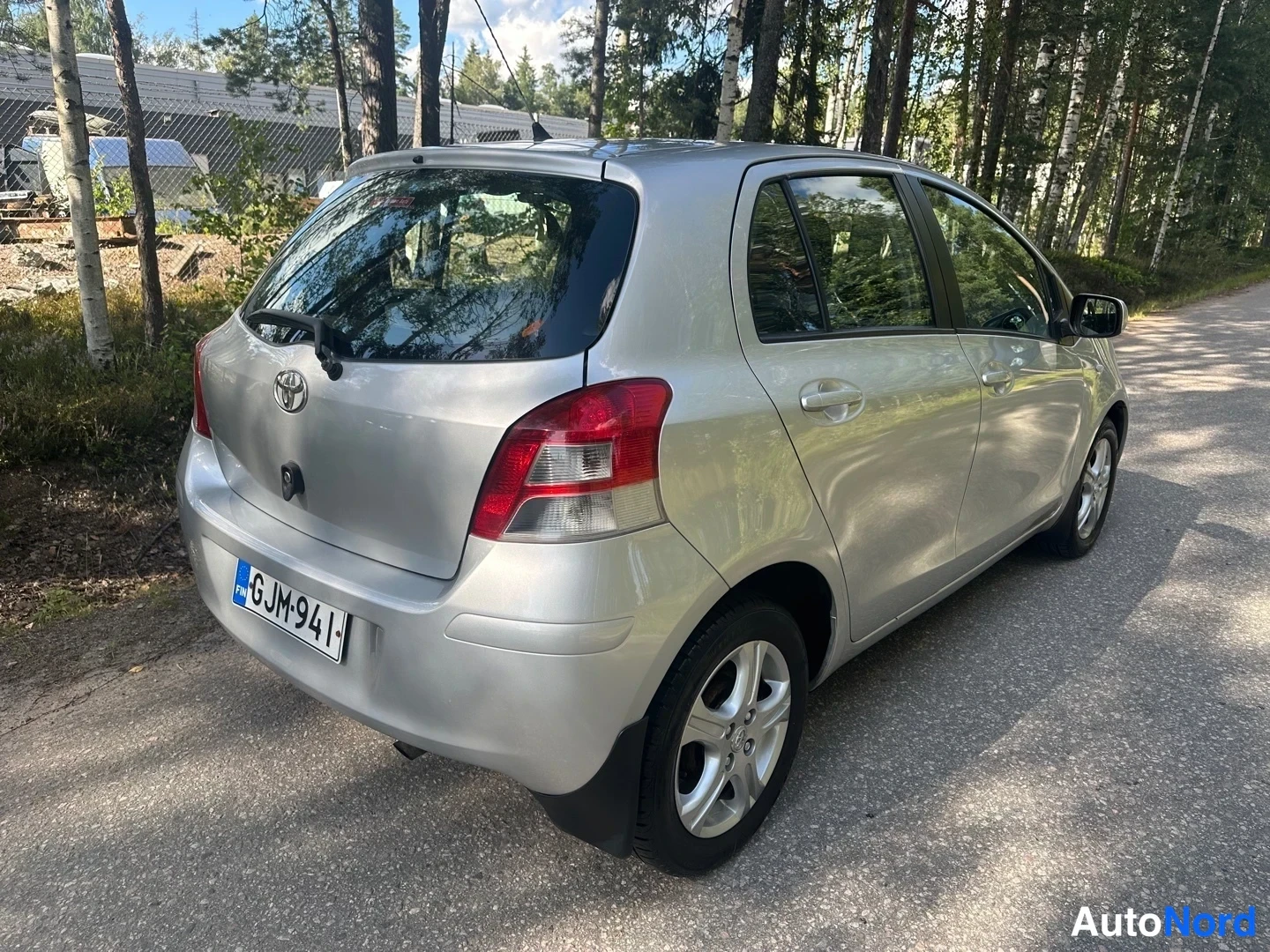 Silver Toyota Yaris 2011, rear three-quarter, photo 10
