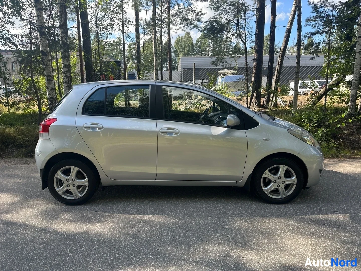 Silver Toyota Yaris 2011, side, photo 5