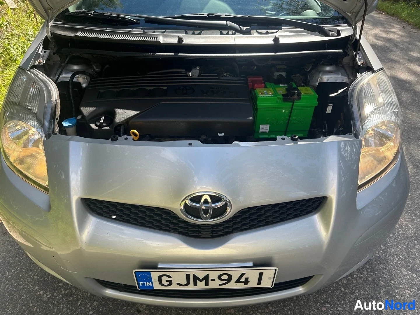 Silver Toyota Yaris 2011, front, photo 4