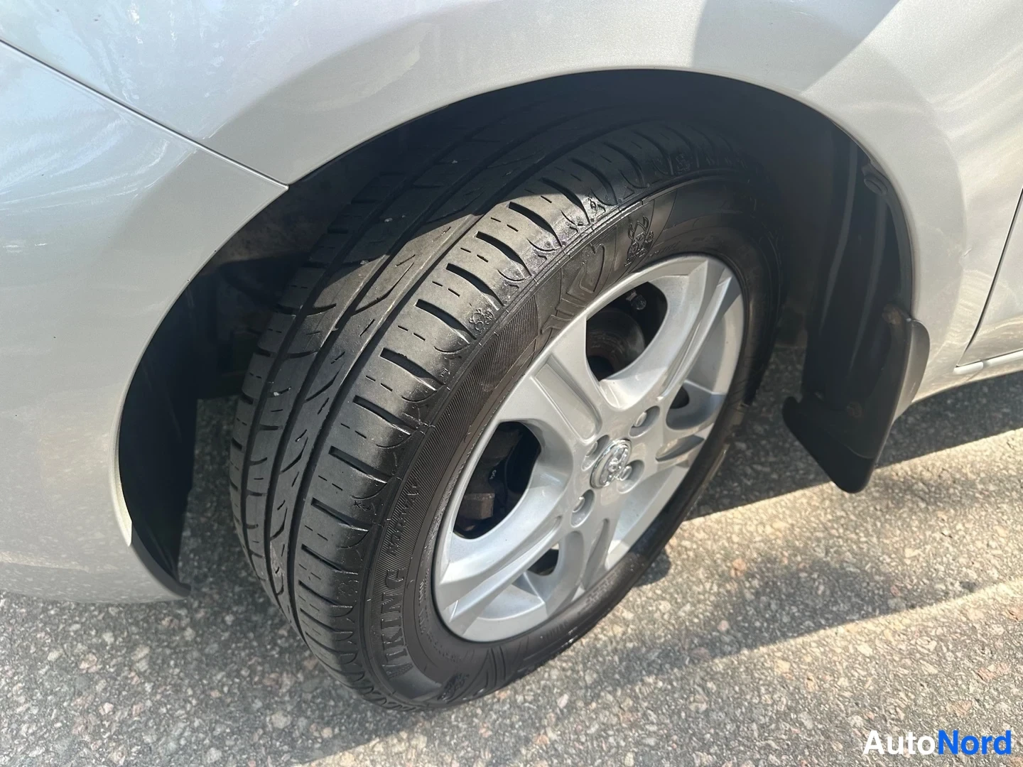 Silver Toyota Yaris 2011, side, photo 9