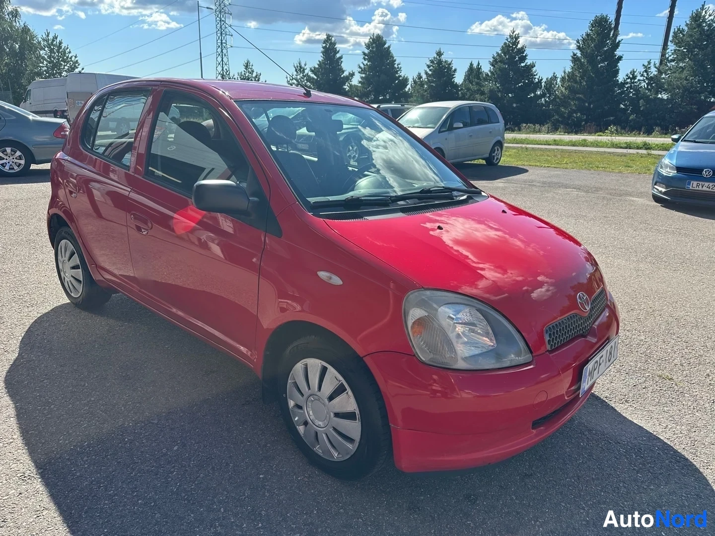 Red Toyota Yaris 2002, front three-quarter, nose to the right, photo 3