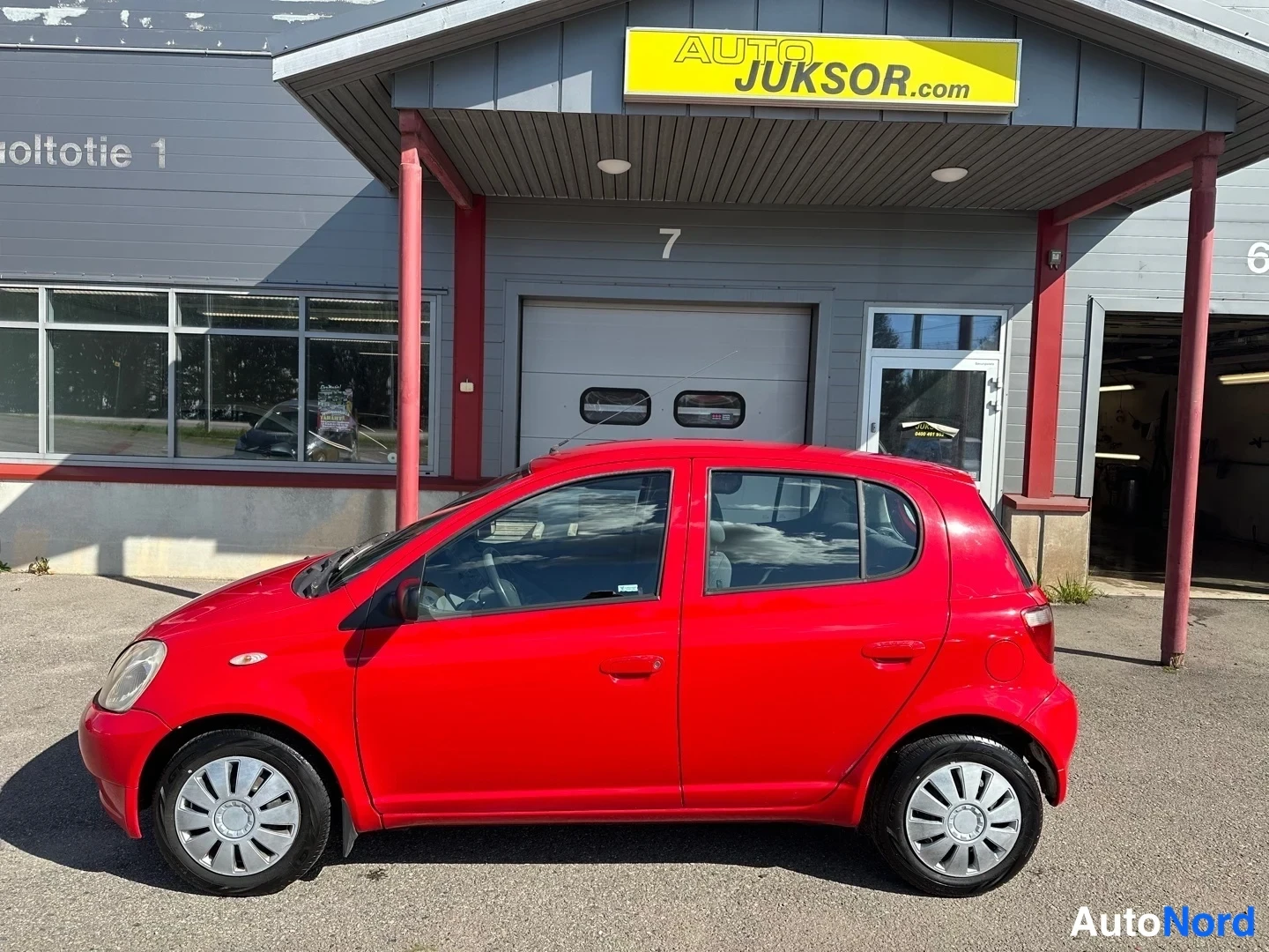 Red Toyota Yaris 2002, front three-quarter, nose to the left, photo 2