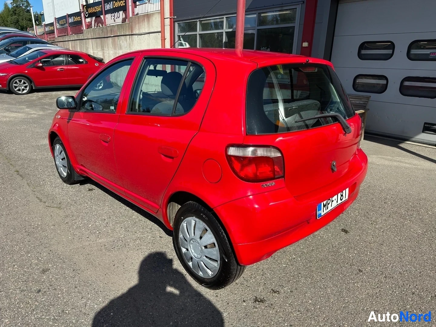 Red Toyota Yaris 2002, rear three-quarter, photo 9